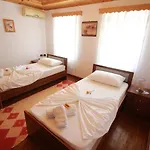 Grandma's Πανσιόν 3*
